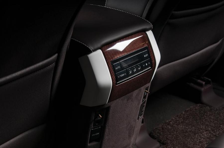Детали интерьера Toyota Land Cruiser Prado by Vilner 2019 года  (фото 8 из 10)